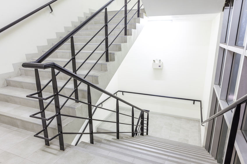 Hogy tehető biztonságossá egy lépcsőház?