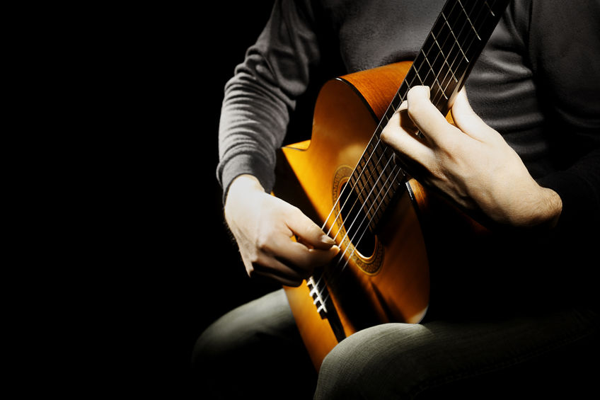 Az akusztikus gitárok előnyei – miért éri meg mellettük dönteni?