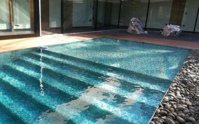Üvegmozaik burkolatok a medencék esztétikus és egyedi megjelenéséhez