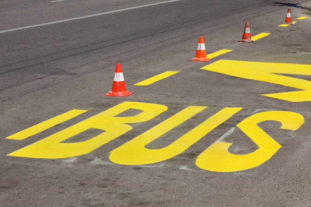Utak és vonalak – Hogyan segíti a buszsáv festés a forgalmat?