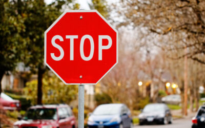 Közlekedési táblák lakott területen – Hogyan tegyük biztonságossá az utcákat?